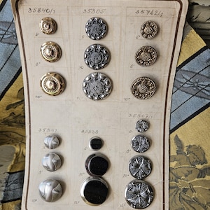 Ancienne carte de commerce art-déco française trouvée à Paris comprenant 19 boutons multimétalliques - Fabriquer des objets de mode vintage, référence