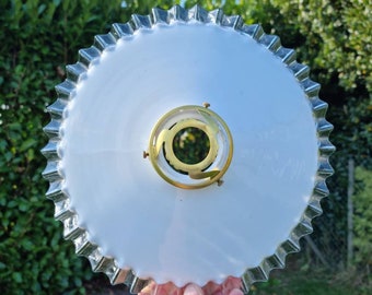 Fabulosa lámpara colgante de techo vintage francesa de los años 30, de cristal blanco opaco, pantalla tipo coolie, bordes con volantes, herrajes de latón, pieza de recuperación industrial.