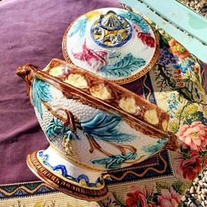 Magnifique soupière de service en barbotine française antique du 19e siècle, pièce rare unique, coloris saisissant, design et détails...
