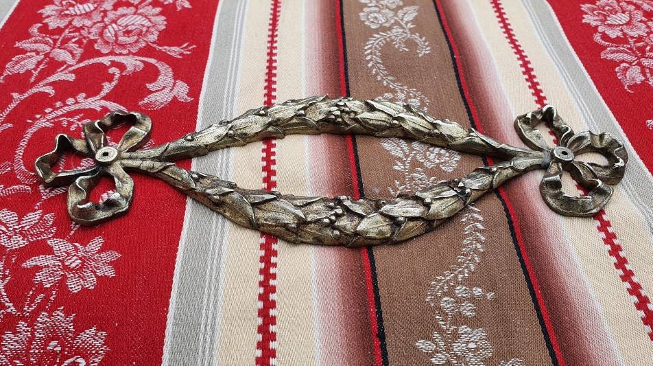 Superbe Antique Français Gilt Ormolu Ribbon Bow Tied Laurel Leaf & Berry Garland Decorative Pediment