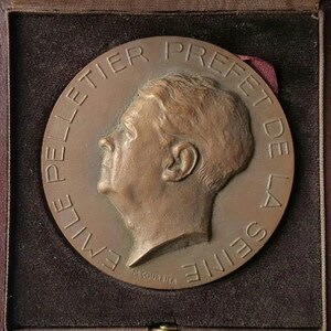 Puede incluir: Una medalla de bronce con un retrato de perfil de Emile Peltier, Prefecto del Sena. La medalla est&aacute; inscrita "Emile Peltier Prefecto del Sena" y "A. Coursier".