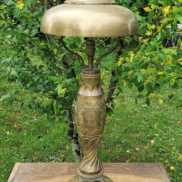 Magnifique RARE & Unique Antique Français WW1 Fabriqué à la main en laiton Trench Art Lampbase and Shade, commémorant, originaire de CHAMPAGNE c.1917