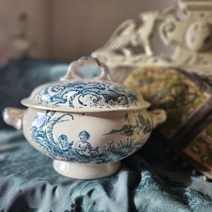 Stor antik fransk turrin Faïence en Terre de Fer JVB-Jules Vieillard Design NEPTUNE Légumier Couvert / Servering av grönsaker skål och lock..