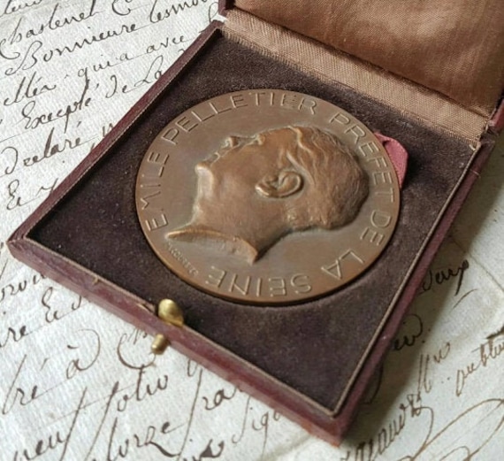 Superb M.Courbier signed Antique French Bronze Medal-Emile Pelletier Prefet De La Seine-Original Silk / Velvet lined presentation Box