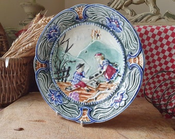 Förtjusande sällsynt antik fransk barbotin Majolica Barn på gungbräda-tallrik-Enfants Sur Une Balançoire Dekorativ väggtallrik-Barndomslek