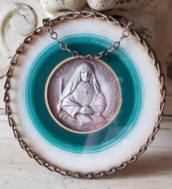 Divine Antique Français Chaîne Religieuse Gilt Toleware Encadré Cameo Wall Hanging Souvenir de Saint