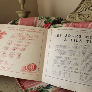 Peut inclure: Une brochure vintage avec un design rouge et blanc. La brochure est intitul&eacute;e "Les Jours Modernes a Fils Tires" et pr&eacute;sente une collection d'&eacute;chantillons de fils. Le texte sur la brochure est en fran&ccedil;ais.