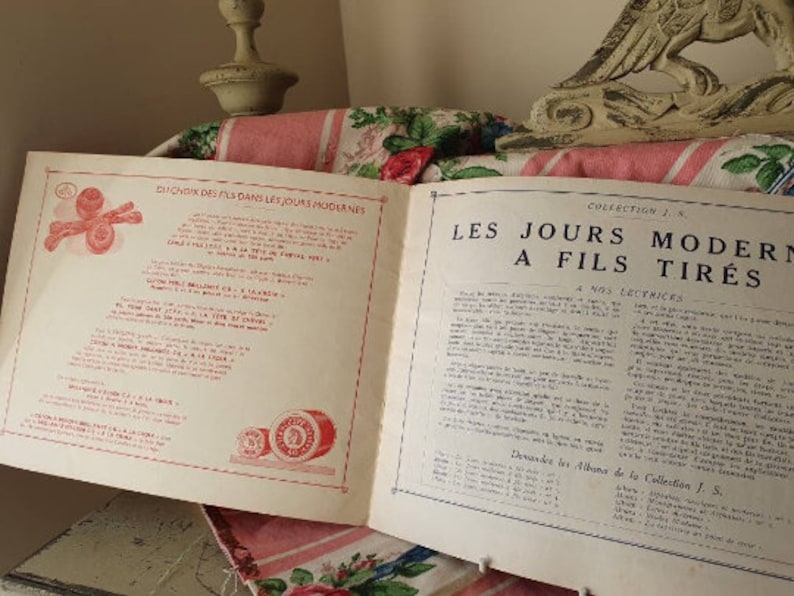 Peut inclure: Une brochure vintage avec un design rouge et blanc. La brochure est intitul&eacute;e "Les Jours Modernes a Fils Tires" et pr&eacute;sente une collection d'&eacute;chantillons de fils. Le texte sur la brochure est en fran&ccedil;ais.