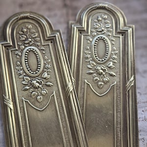 Impresionante par de placas decorativas antiguas francesas de hojalata dorada para puertas (placas para dedos), ideales para restauración del hogar, recuperación de piezas arquitectónicas y herrajes para puertas.