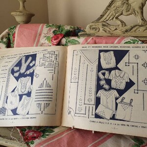 Peut inclure: Un livre vintage avec des instructions pour r&eacute;aliser des dentelles, des broderies et d'autres projets de broderie. Le livre pr&eacute;sente des illustrations en noir et blanc de diff&eacute;rents motifs et motifs. Le texte sur la couverture est "Jouks et Broderies pour Lingerie, Blouses, Gimples et Parures".