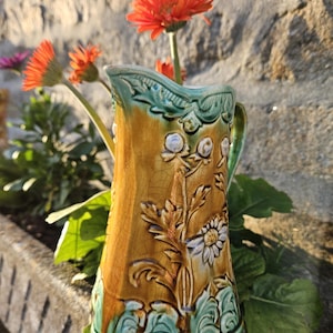 Superbe ancien pichet / pichet en faïence française de style majolique barbotine barbotine de style orchies, décoré à la main, magnifique article rare