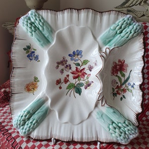 Superbe plat individuel LONGCHAMP antique, majolique et barbotine, faïence asperge / asperge, France, 19e siècle, fleurs peintes à la main, design exquis