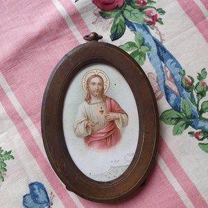 Deliziosa cornice per foto Toleware in bronzo ovale con retro antico francese antico antico con foto di carte religiose, vetro originale e anello per appendere...