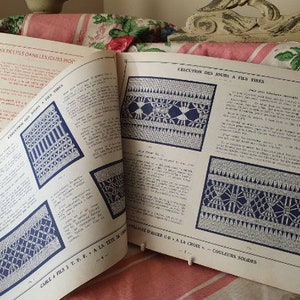 Peut inclure: Un livre vintage avec des instructions pour "Ex&eacute;cution des jours &agrave; fils tir&eacute;s". Le livre pr&eacute;sente des illustrations en noir et blanc de diff&eacute;rents points et motifs. Le texte comprend la phrase fran&ccedil;aise "Ex&eacute;cution des jours &agrave; fils tir&eacute;s" et la phrase anglaise "Drawn Thread Work".