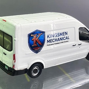 Op de afbeelding: Een wit model van een bestelwagen met zwarte banden en het logo "KINGSEN MECHANICAL" op de zijkant. Het logo is een blauw schild met een rode "K".