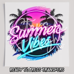 Könnte beinhalten: Grafik mit den Worten "Summer Vibes" in Neonrosa und -blau, vor einem Sonnenuntergang mit Palmen. Der Text "Ready to Press Transfers" ist unten aufgedruckt.