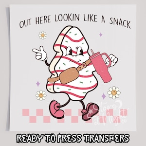Raus hier sehen aus wie ein Snack Kuchen Rosa T-Shirt Transfer, bereit zum Pressen Transfer, Siebdrucktransfer, Weihnachten DTF, Weihnachtstransfer