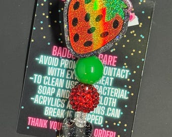 Portabadge a forma di fragola con perline e glitter rossi, con clip girevole.