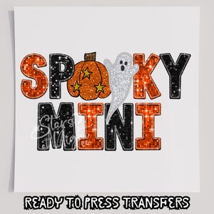 Könnte beinhalten: Ein Halloween-Design mit den Worten "Spooky Mini" in orangefarbenem, schwarzem und silbernem Glitzer. Das Design enthält einen Kürbis mit goldenen Sternen und einen Geist. Der Text "Stars at Night co" ist ebenfalls vorhanden.