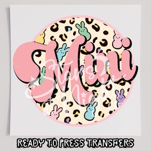 Könnte beinhalten: Eine rosa-schwarze Grafik mit dem Wort "Mimi" in einer Bubble-Schrift, umgeben von einem Leopardenmuster-Kreis mit Osterhasen-Illustrationen. Der Text "READY TO PRESS TRANSFERS" befindet sich unten.