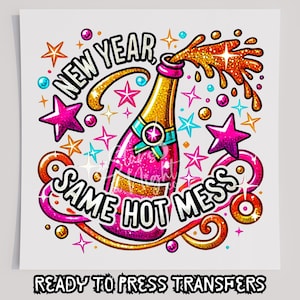 Peut inclure: Un graphisme coloré avec une bouteille de champagne et le texte "NEW YEAR SAME HOT MESS". Le design comprend des étoiles et des volutes roses, dorées et turquoise. Le texte "READY TO PRESS TRANSFERS" est en bas.