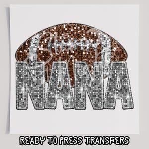 Puede incluir: Un balón de fútbol marrón y blanco con texto de purpurina plateada que dice "NANA".