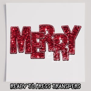 以下が含まれることがあります： 白い背景に、大きな赤いスパンコール文字で「MERRY」と書かれています。「READY TO PRESS TRANSFERS」というテキストが、画像の下部に黒の様式化されたフォントで印刷されています。文字は銀色で縁取られています。