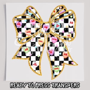 Puede incluir: Un diseño de lazo decorativo con un contorno dorado brillante y un patrón de cuadros blanco y negro. El lazo está adornado con coloridos corazones de caramelo con frases como "XO", "Be Mine" y "Cutie". El texto "READY TO PRESS TRANSFERS" está en la parte inferior.