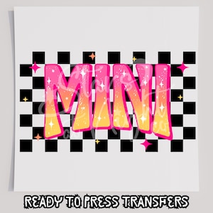 Könnte beinhalten: Eine pinkfarbene und gelbe Grafik "MINI" mit einem karierten Hintergrund und weißen Sternen. Transfer zum Aufbügeln.