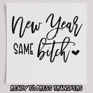 Peut inclure: Papier blanc avec l'inscription "New Year Same Bitch" en police cursive noire, avec un cœur noir. Les mots "READY TO PRESS TRANSFERS" sont imprimés en gras et en police stylisée en bas.