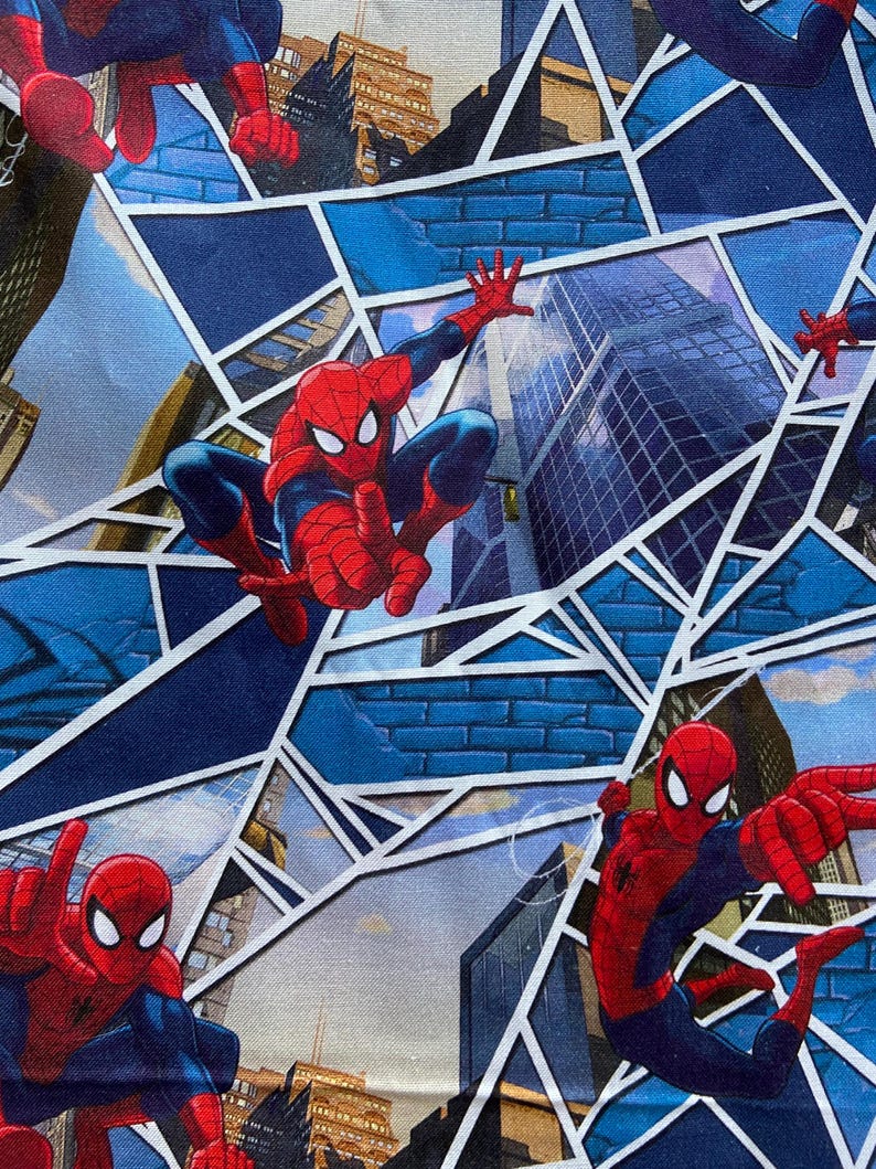 Puede incluir: Tela con un patr&oacute;n repetido de Spider-Man en poses de acci&oacute;n. El dise&ntilde;o incorpora un tel&oacute;n de fondo de paisaje urbano con formas geom&eacute;tricas azules, rojas y blancas, creando una est&eacute;tica din&aacute;mica de c&oacute;mic.