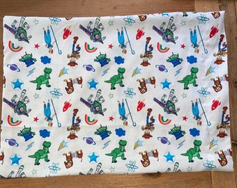 Funda de almohada blanca de algodón para niños pequeños de Toy Story con Woody, Buzz y Forky.