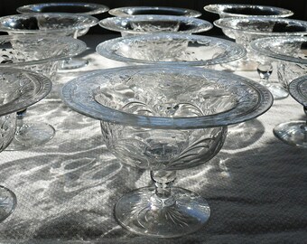 Hermoso juego vintage de 12 cuencos para postre con pie de cristal tallado inglés Webb Corbett, trabajo de tallado experto, hermoso diseño floral de alrededor de 1920