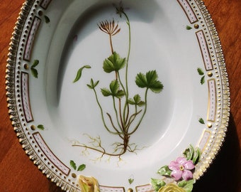 ¡Plato de pepinillos ovalado Flora Danica, de Royal Copenhagen! 20/3540 Coptis trifolia Flor