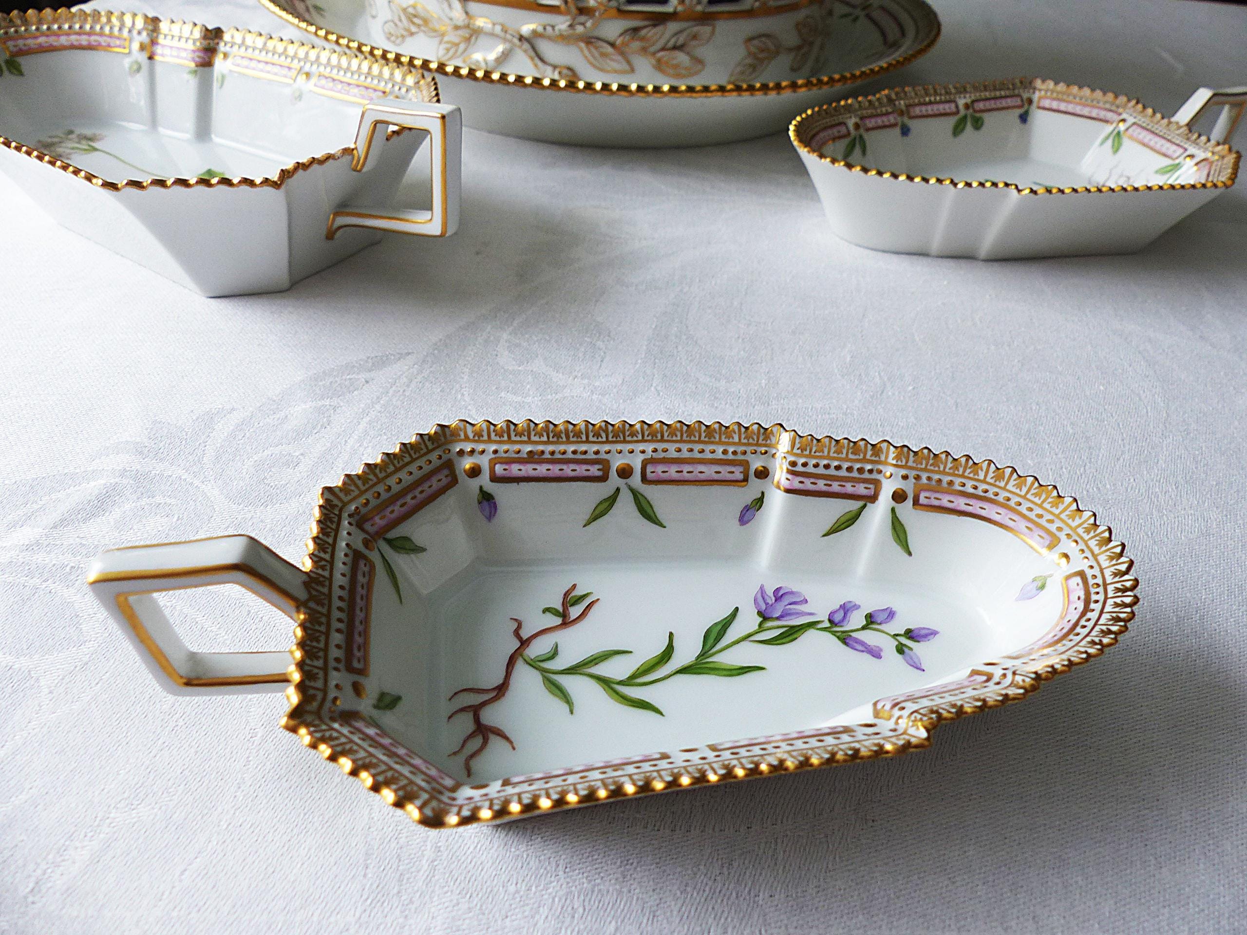 Assiette à salade Flora Danica de Royal Copenhagen en porcelaine peinte à la main avec fleurs En
