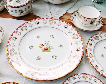 Juego de vajilla de 12 cubiertos "Bianca" de Wedgwood en rosa, verde primavera y azul claro, colección Williamsburg.