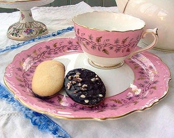 ¡Té y tostadas! Pink Grapevine ~ Taza de té vintage de porcelana fina Coalport Minerva, blanca y rosa, con racimos de uva dorados en la rama, con un bonito relieve.
