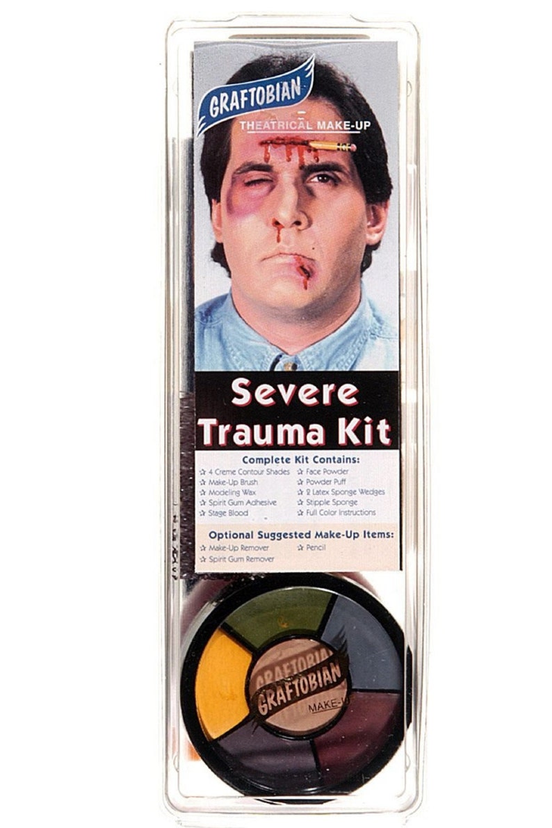 Puede incluir: Un kit de maquillaje teatral Graftobian Severe Trauma. El kit incluye 4 tonos de contorno en crema, una brocha de maquillaje, cera para modelar, adhesivo de goma de esp&iacute;ritu, sangre de escenario, polvo facial, una borla de polvo, cu&ntilde;as de esponja de l&aacute;tex, una esponja de puntear e instrucciones completas en color. El kit tambi&eacute;n incluye art&iacute;culos de maquillaje sugeridos opcionales: desmaquillador, removedor de goma de esp&iacute;ritu y un l&aacute;piz. El kit est&aacute; empaquetado en un contenedor de pl&aacute;stico transparente con una paleta de maquillaje redonda multicolor.