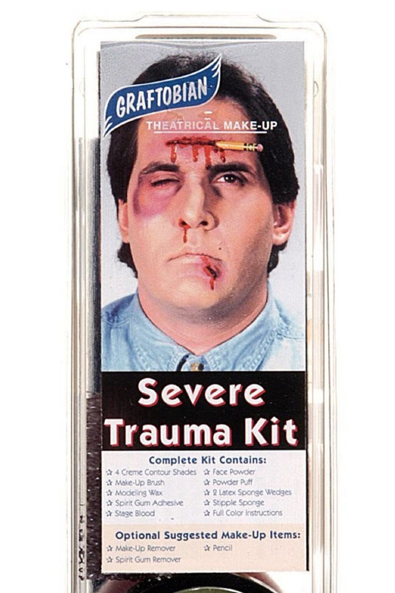 Puede incluir: Un kit de maquillaje teatral llamado "Severe Trauma Kit" con una imagen gr&aacute;fica de un hombre con una herida sangrante en la frente y un ojo morado. El kit incluye maquillaje, esponjas e instrucciones.