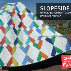 Può includere: Un modello di trapunta colorato chiamato "Slopeside" è mostrato drappeggiato su una panca di legno. La trapunta è realizzata con uno sfondo bianco e forme geometriche colorate. La trapunta è adatta per torte a strati e offre opzioni di dimensioni. Il testo "Quilts for the Making" è nell'angolo in basso a destra dell'immagine.