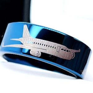 Blauer Wolfram Ring: Flugzeug Trauring mit Gravur