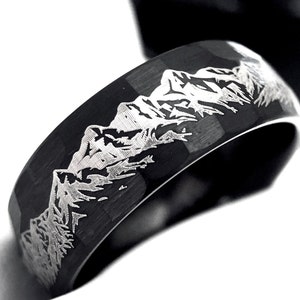 ブラックハンマー加工タングステンリング | 山脈の刻印入りメンズ結婚指輪 | つや消し仕上げ | 8mmコンフォートフィット | 夫やパートナーへのギフト