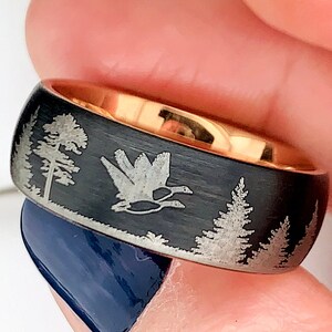 Ring mit Gravur „Fliegende Enten“ | Ehering aus Wolfram in Schwarz und Roségold | Geschenk für den Ehemann | Geschenk zur Entenjagd | Von der Natur inspirierter Verlobungsring