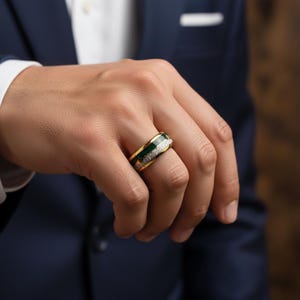 Juego de anillos para parejas: anillos de boda de tungsteno estilo ágata verde y meteorito / Bandas de oro amarillo para él y para ella / 8 mm