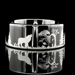 Wolfram Ring mit Gravur: Howling Wolf & Owl Forest Trauring (8 mm)