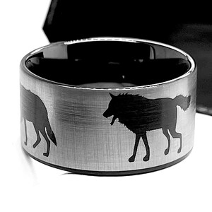 Herrenring mit Wolfsmuster | Schwarzer Wolfram-Ehering | 8 mm 10 mm 12 mm | Gravierter Wolfsring für ihn | Verlobungs- oder Versprechensring | Sein Geschenk