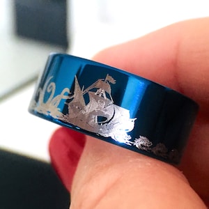 Anillo de tungsteno azul con grabado de barco pirata | Alianza náutica para hombre | Anillo de compromiso marítimo único | 8 mm