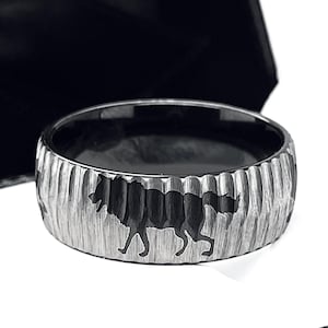 Gehämmerter Wolfram Ring: Wolf mit Gravur, Natur inspiriert, 7 mm, 9 mm