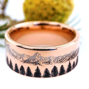 Ring met sparren en bergbos | Roségouden trouwring van wolfraam | Belofte-ring voor hem en haar | Ring met natuurlandschap | Gegraveerde ring