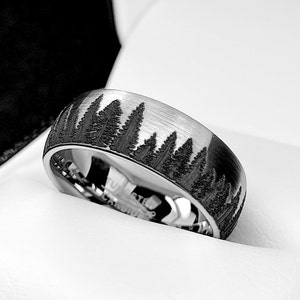 Vrouwen beloven ring, mens ring, pijnbomen, geborsteld wolfraam ring, sparrenbomen patroon gegraveerde verjaardag ring, trouwring, verlovingsring